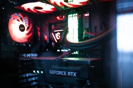 Computer & Laptop Wartung / Optimierung Ein Gaming-PC mit einer beleuchteten Grafikkarte und bunten Lüftern.