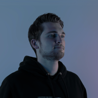 IT-Experte Yannik Gogolin – Computer-Service Köln und Taunus Junger Mann in einem dunklen Hoodie vor sanften blauen und lila Hintergründen.